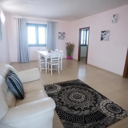 Immaculate Large House With Panoramic Views *